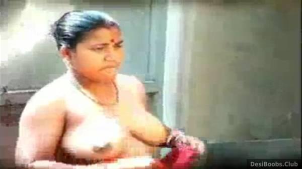 Chennaiauntyboobs - Chennai aunty boobs peek nude open bathing - Tamil xxx MMS