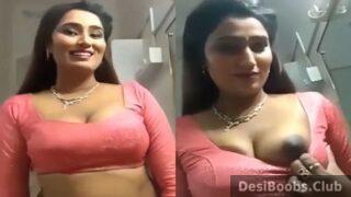 Pink blouse bhabhi flexing desi boobs